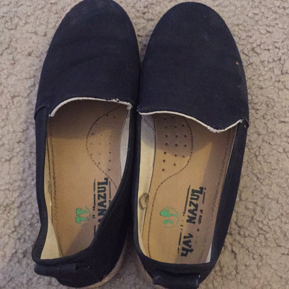 Black flat shoes